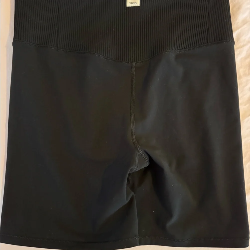 Vuori Inversion Shorts - Picture 2 of 5